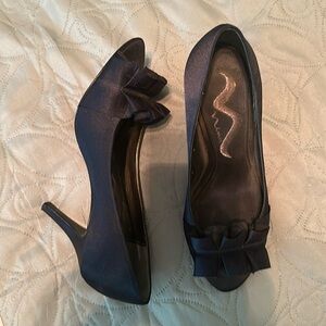 Nina navy blue satin heels size 6